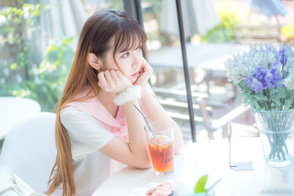 “等等，他不能走！我等……”众人一看刘璋就这么被人带走了，而且丝毫没有在意他们的意思，这怎么行，一名士族带着家丁想要阻拦刘璋车架。